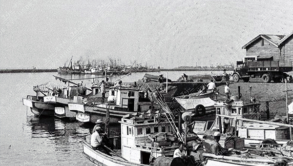 1967년 촬영된 제주항의 모습. 당시 정부는 5개년 개발계획에 맞춰 제주항 규모를 키워갔다. [사진출처-제주시 사진DB]