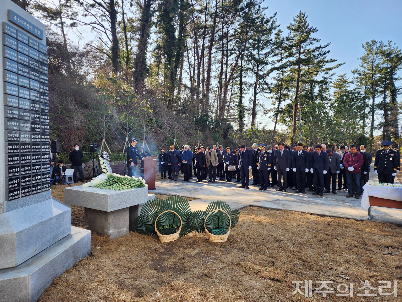 제주경찰청은 11일 청사 내 열린 시민공원에서 전사·순직경찰관 추모비 제막식을 개최하고 제주재향경우회, 4.3희생자유족회와 함께 4.3영웅인 故 문형순 서장을 참배했다. ⓒ제주의소리