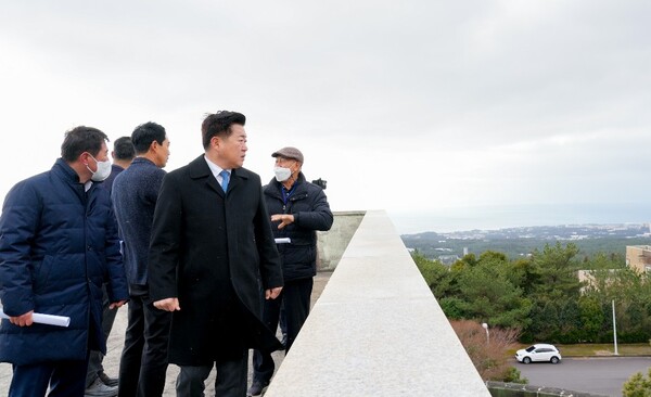 16일 오전 옛 탐라대학교 현장에서 브리핑을 갖고 있는 오영훈 제주도지사. ⓒ제주의소리<br>