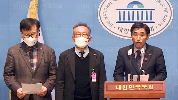 오임종 제주4·3희생자유족회장(오른쪽)이 17일 오후 1시30분 국회 소통관에서 열린 기자회견에서 윤석열 정부를 향해 4·3에 대한 역사적 퇴행을 멈춰달라고 촉구하고 있다.