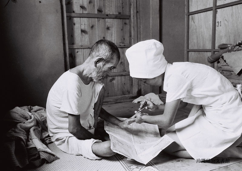 타이라 코시치,&nbsp; 이시가키지마,&nbsp; 1972년,&nbsp; 의료시설이 없는 낙도에서는 간호사인 젊은 여성들이 헌신적으로 지역 의료를 지켰다. / 사진=오키나와현 공문서관
