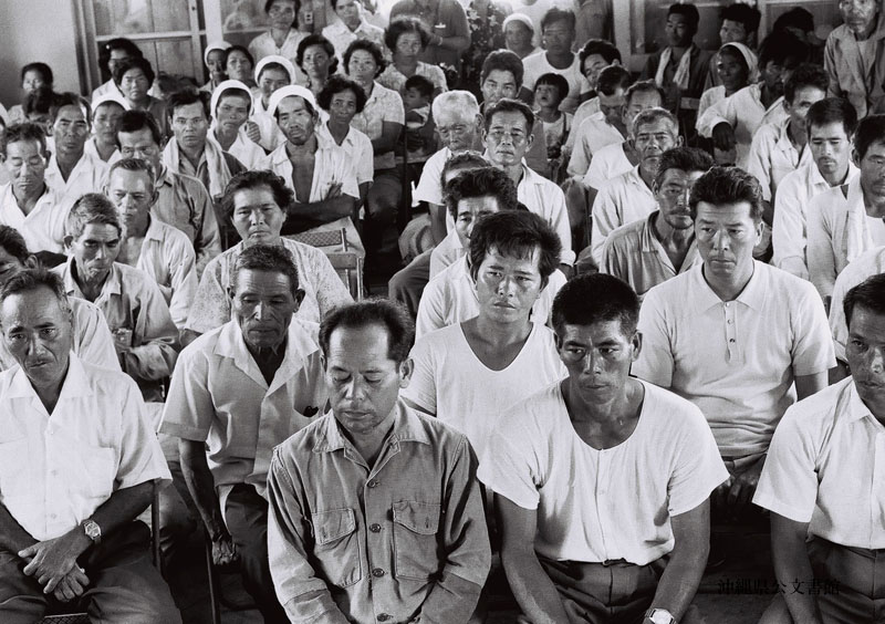 타이라 코시치,&nbsp; 이시가키지마,&nbsp; 1971년,&nbsp; 태풍 피해에 시달리던 주민. / 사진=오키나와현 공문서관<br>