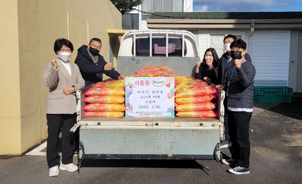 노고록아저씨는 올해 설 명절에도 이웃을 위해 10kg 쌀 100포를 선뜻 내놨다. 사진=서홍동주민센터.&nbsp;