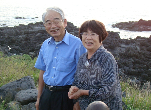 2009년 생전 제주를 찾은 오무라 마스오(왼쪽) 선생과 그의 부인. / 사진=곽형덕