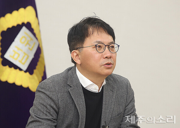 곧 제주를 떠나는 장찬수 부장판사가 4.3 재심에 대해 말하고 있다. ⓒ제주의소리