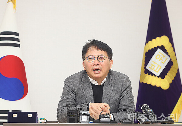 곧 제주를 떠나는 장찬수 부장판사가 4.3 재심에 대해 말하고 있다. ⓒ제주의소리