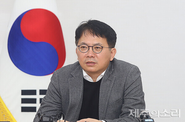 곧 제주를 떠나는 장찬수 부장판사가 4.3 재심에 대해 말하고 있다. ⓒ제주의소리