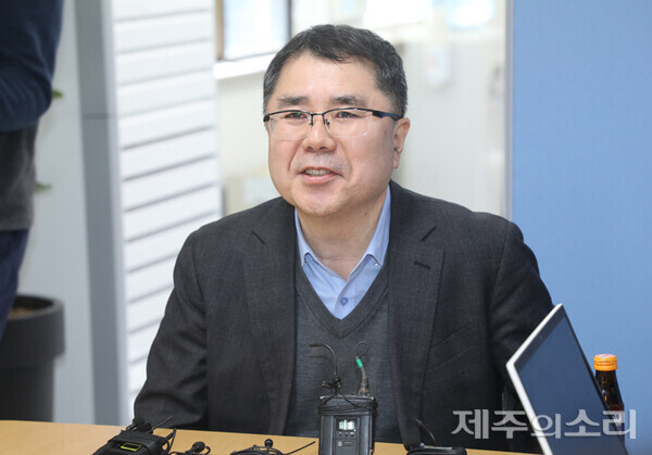 강종헌 제주4.3 직권재심 합동수행단 단장이 8일 기자간담회에서 4.3에 대해 말하고 있다. ⓒ제주의소리