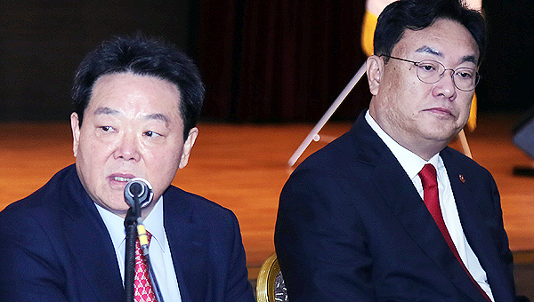 13일 오전 11시 제주국제자유도시개발센터(JDC) 4층 대회의실에서 열린 국민의힘 비상대책위원회 현장 회의. 허용진 제주도당위원장(왼쪽)의 발언을 정진석 비상대책위원장(오른쪽)이 청취하고 있다. ⓒ제주의소리 [김정호 기자]