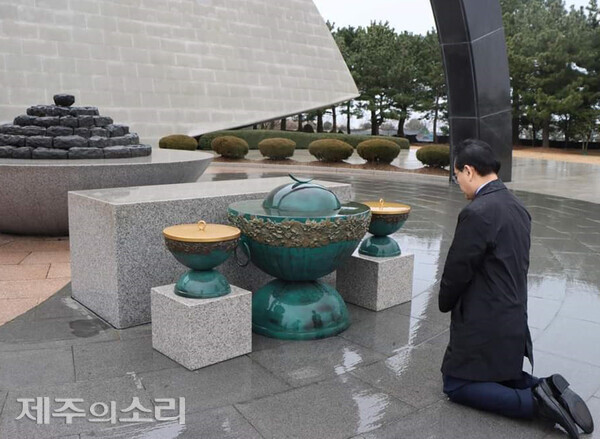 4.3이 명백히 김씨 일가에 의해 자행된 만행이라며, 김씨 정권에 몸 담다 귀순한 사람으로 무한한 책임을 느낀다고 주장하면서 제주4.3평화공원에서 무릎꿇은 국민의힘 태영호 국회의원. / 태영호 의원 SNS 갈무리.