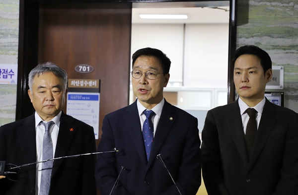 (맨 왼쪽부터) 송재호, 위성곤, 김한규 국회의원은 15일 국회 윤리위원회에 태영호 의원에 대한 징계안을 제출했다.&nbsp;