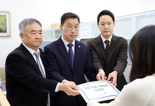 (맨 왼쪽부터) 송재호, 위성곤, 김한규 국회의원은 15일 국회 윤리위원회에 태영호 의원에 대한 징계안을 제출했다.&nbsp;