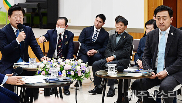 15일 서귀포시 너른마당에서 열린 ‘시민들과의 대화’에서 오영훈 제주도지사(왼쪽)가 발언하고 있다. 오른쪽은 이종우 서귀포시장. [사진제공-서귀포시]