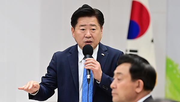 15일 서귀포시 너름마당에서 열린 ‘시민들과의 대화’에서 오영훈 제주도지사가 발언하고 있다. [사진제공-서귀포시]