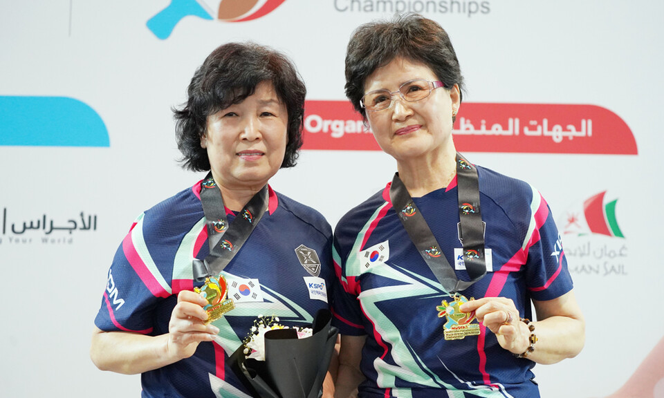 70세부 여자복식 우승을 차지한 강희숙(왼쪽), 김홍련씨. ⓒ제주의소리