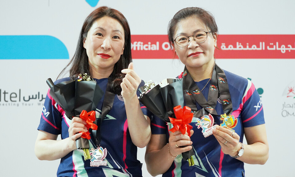 45세부 여자복식 3위(동메달)를 차지한 홍애자(왼쪽), 오윤경씨. 오윤경씨는 45세부 혼합복식 우승을 차지, 2개의 메달을 목에 걸었다. ⓒ제주의소리