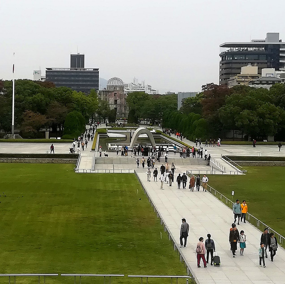 평화기념공원 히로시마시 원폭사몰자 위령비 너머 원폭돔을 바라보다. 2019년 필자 촬영. / 平和記念公園　広島市　原爆死没者慰霊碑の向こうに原爆ドームを望む　2019年　筆者撮影. / Peace Memorial Park, Hiroshima City. View of the Atomic Bomb Dome beyond the Cenotaph for the Atomic Bomb Victims, 2019, photo by the author. ⓒ 토미야마 카즈미