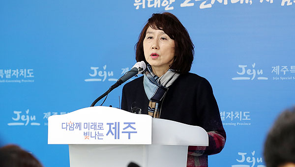 박경숙 제주특별자치도 행정체제개편위원회 위원장이 27일  제주도청 기자실에서 ‘제주형 행정체제 도입 등을 위한 공론화 추진 연구용역’의 구체적인 방향과 추진 일정을 발표하고 있다.