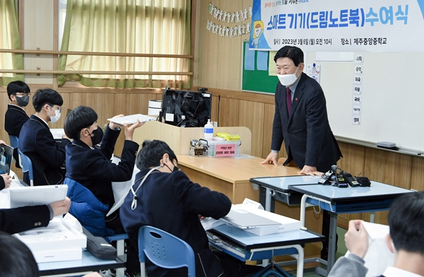 김광수 제주교육감(오른쪽)이 6일 제주중앙중학교를 찾아 신입생에게 노트북을 전달했다. / 사진=제주도교육청