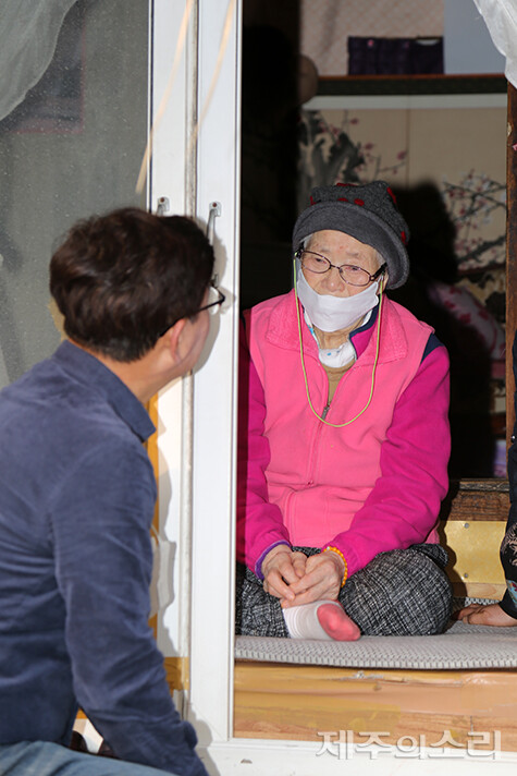 박씨초가에 거주하고 있는 안순생 할머니(1923년생)가 홍명환 제주도시재생지원센터 원장과 대화를 나누고 있다. ⓒ제주의소리