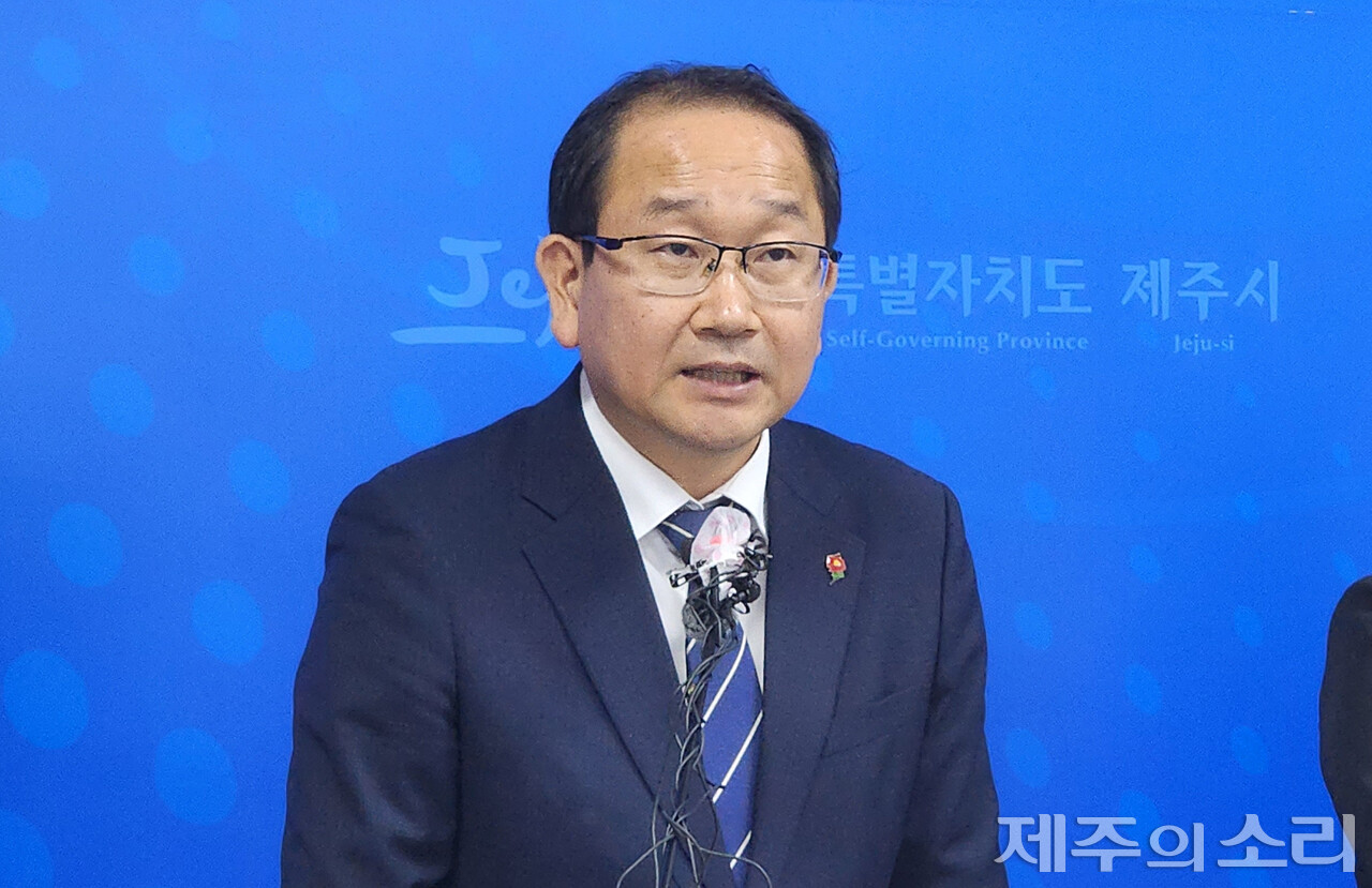 강병삼 제주시장은 10일 오전 9시 30분 시청 기자실에서 긴급 브리핑을 열고 전국적인 산불 우려로 2023 제주들불축제 중 불 관련 행사를 모두 취소한다고 밝혔다. ⓒ제주의소리