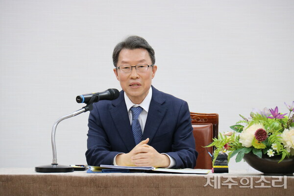 신임 김수일 제주지방법원장이 14일 제주지법 4층 대회의실에서 열린 기자간담회에서 발언하고 있다.  ⓒ제주의소리