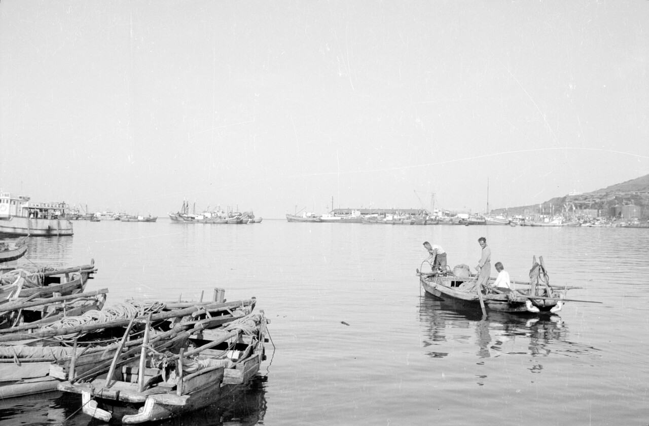 출어(出漁)(1960년대, 제주항)<br>어부 세 사람이 낚싯배를 타고 갈치 어장으로 출어하고 있다./ 사진=홍정표