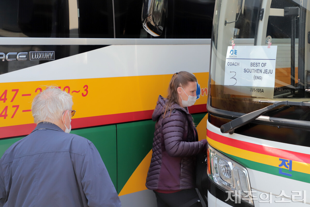 이날 제주를 찾은 승객들은 강정크루즈터미널과 서귀포매일올레시장을 오가는 셔틀버스를 이용하거나 서귀포시 원도심과 연계한 관광프로그램에 참여한다.&nbsp;ⓒ제주의소리