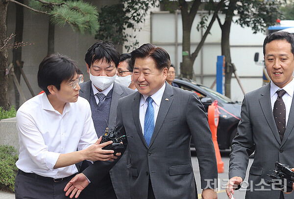 22일 오후 공직선거법 위반 등 혐의 공판에 출석중인 오영훈 제주지사. ⓒ제주의소리