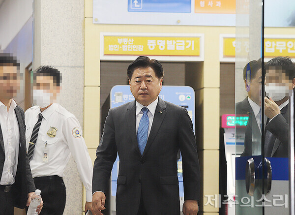 공판이 끝나고 법원 밖으로 나오는 오영훈 제주도지사. ⓒ제주의소리