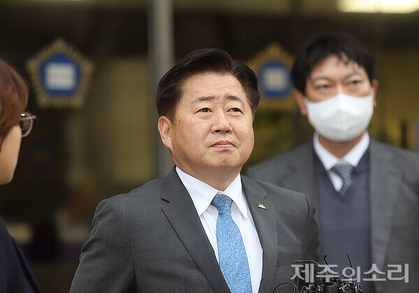 공판이 끝나고 법원 밖으로 나오는 오영훈 제주도지사. ⓒ제주의소리