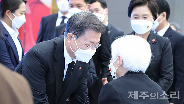 2021년 4월3일 제73주년 제주4.3희생자 추념식에서 문재인 당시 대통령이 4·3유족 손민규 어르신과 악수하는 모습. ⓒ제주의소리