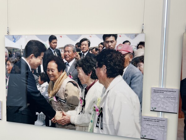 故 노무현 대통령이 2003년 제주도를 방문, 4.3유족들을 위로하는 모습