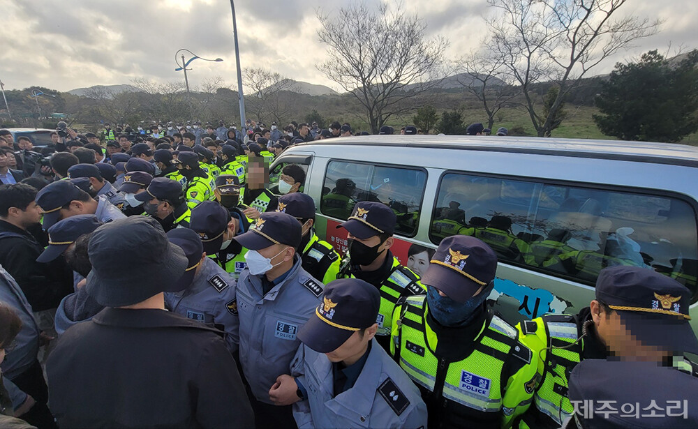 3일 제75주년 4.3추념식이 열릴 예정인 제주4.3평화공원 인근에 극우단체 서북청년단이 하차를 시도하자 시민사회단체에서 차량을 둘러싸고 있다. ⓒ제주의소리