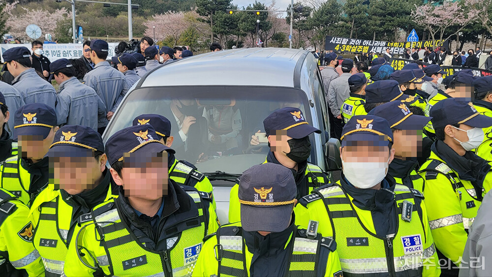 3일 제75주년 4.3추념식이 열릴 예정인 제주4.3평화공원 인근에 극우단체 서북청년단이 하차를 시도하자 시민사회단체에서 차량을 둘러싸고 있다. ⓒ제주의소리