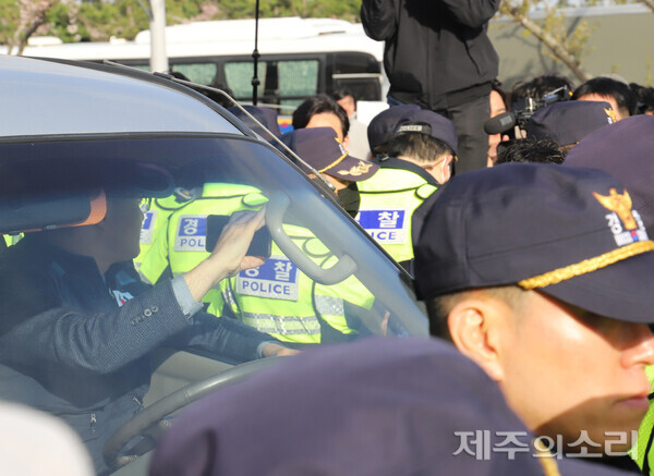 정함철씨가 유튜브 생중계를 통해 4.3 유족과 도민들을 자극하고 있다.