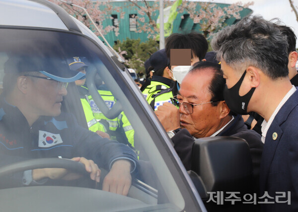 박영수 4.3유족회 감사가 정씨를 설득하고 있다. 