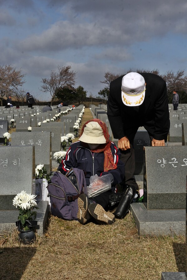 1살 때 이후 만나지 못한 아버지를 위해 4.3평화공원을 찾은 1948년생 오모씨(오른쪽) ⓒ제주의소리 한형진 기자