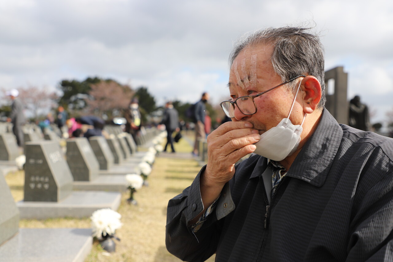 양윤학 씨(84)가 8살 때 생이별한 아버지의 표지석 앞에서 눈물을 흘리고 있다. ⓒ제주의소리