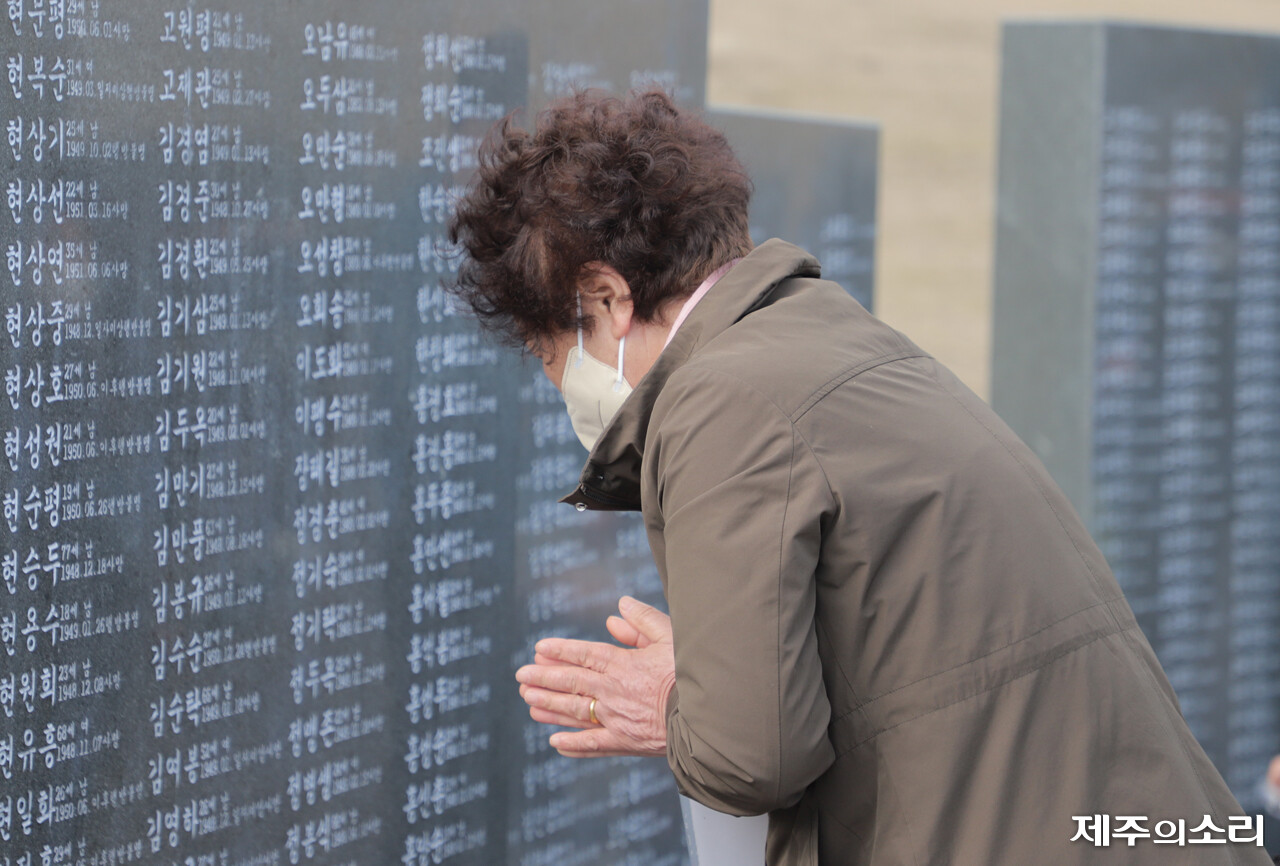 각명비에 적힌 4.3 영령을 위로하고 있는 유가족들. ⓒ제주의소리