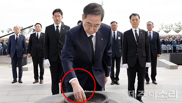 3일 제주4·3평화공원에서 거행된 제75주년 4·3희생자 추념식에서 한덕수 국무총리가 나홀로 맨손으로 향을 향로에 넣고 있다.<br>