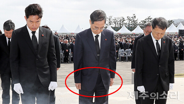 3일 제주4·3평화공원에서 거행된 제75주년 4·3희생자 추념식에서 한덕수 국무총리가 나홀로 맨손으로 재단에 올라 묵념을 하고 있다.