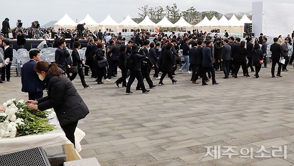 3일 제주4·3평화공원에서 거행된 제75주년 4·3희생자 추념식에서 문화제가 끝나자 주요 인사들이 헌화와 분향을 하지 못하고 줄줄이 자리를 떠나는 모습.