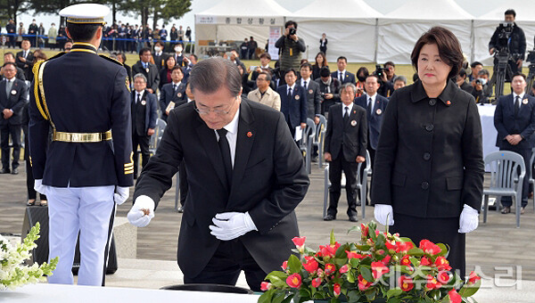 2020년 제72주년 4·3추념식에서 문재인 당시 대통령이 흰 장갑을 끼고 분향하는 모습.