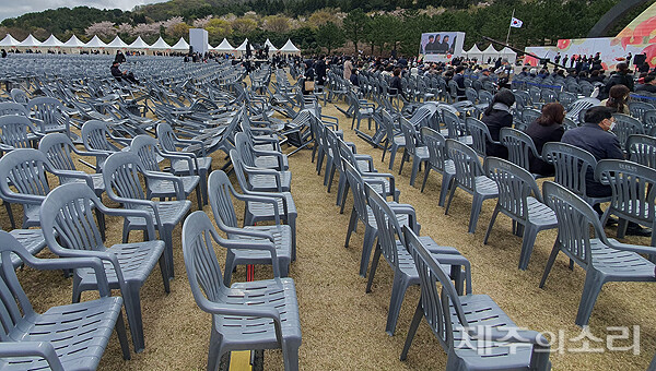 3일 제주4·3평화공원에서 열린 제75주년 4·3희생자 추념식에서 처음으로 식후 문화제가 열렸지만 헌화와 분향을 하지 못한 유족들이 자리를 떠나면서 텅빈 행사가 됐다.