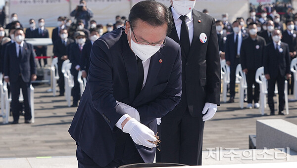 2022년 제74주년 4·3추념식에서 김부겸 당시 국무총리가 흰 장갑을 끼고 분향하는 모습.<br>