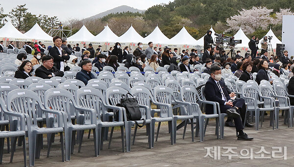 3일 제주4·3평화공원에서 거행된 제75주년 4·3희생자 추념식에서 문화제가 끝나기도 전에 중 인사들이 모두 자리를 떠난 모습..<br>