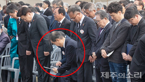 3일 제주4·3평화공원에서 거행된 제75주년 4·3희생자 추념식에서 한덕수 국무총리가&nbsp; 묵념을 위한 사이렌이 울리는 도중에도 일어나지 않고 있다.<br>