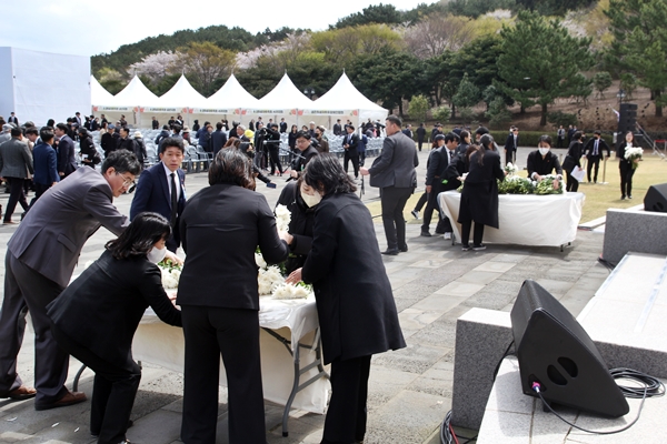문화제가 끝나고 나서 부랴부랴 헌화, 분향을 준비하는 모습. ⓒ제주의소리
