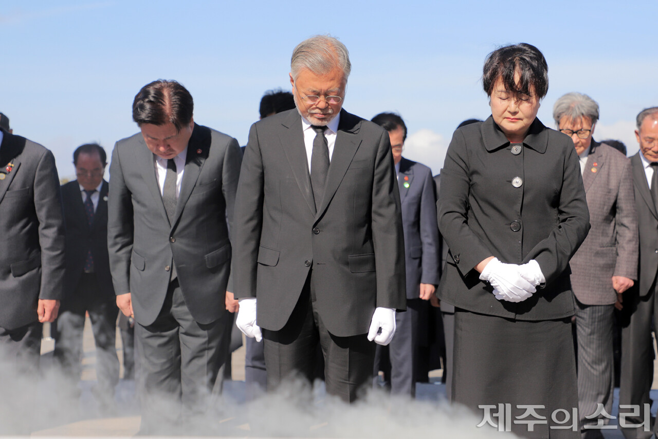 문재인 전 대통령이 제75주년 제주4.3희생자 추념식이 열린 4.3평화공원을 찾아 4.3영령들과 유가족, 도민들을 위로했다. ⓒ제주의소리